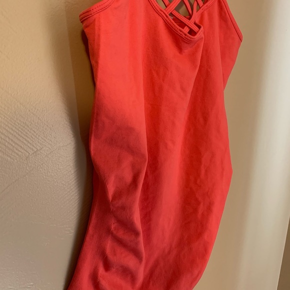 Dynamic Fashion Tank Top - Picture 3 of 5